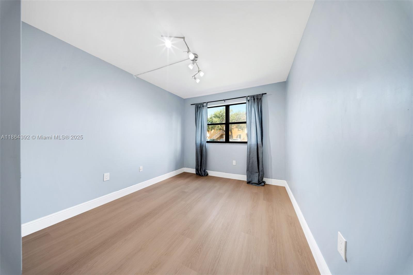 THE COURTS AT KENDALL - Residential