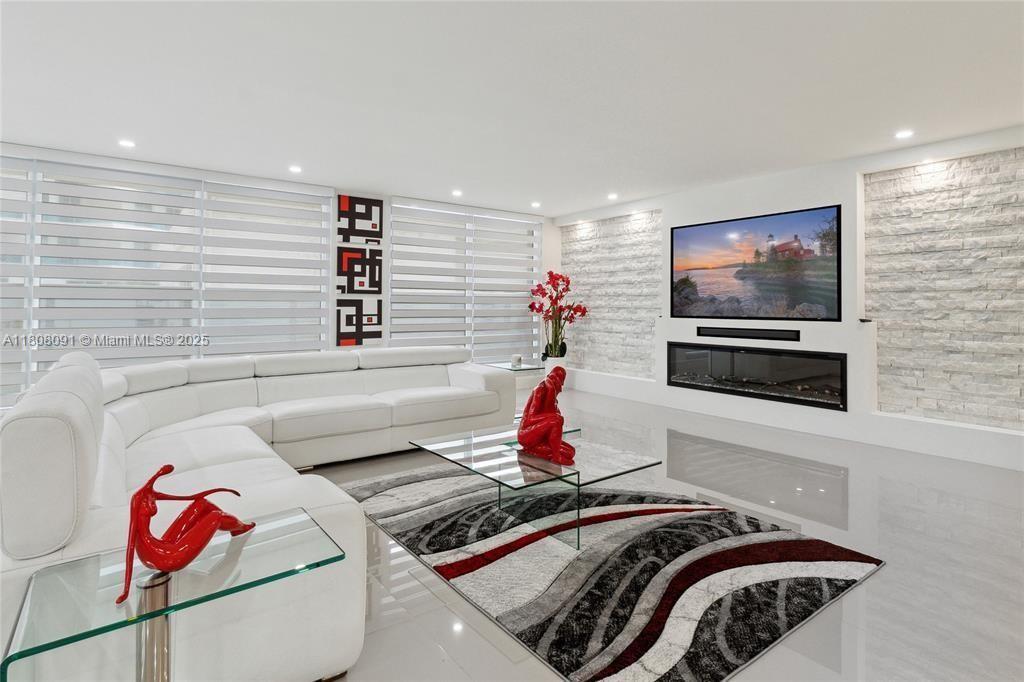 AQUARIUS CONDO - Residential