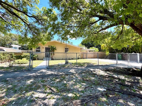 Photo of 1310 W 31st St, Hialeah, FL 33012 (MLS # A12014839)