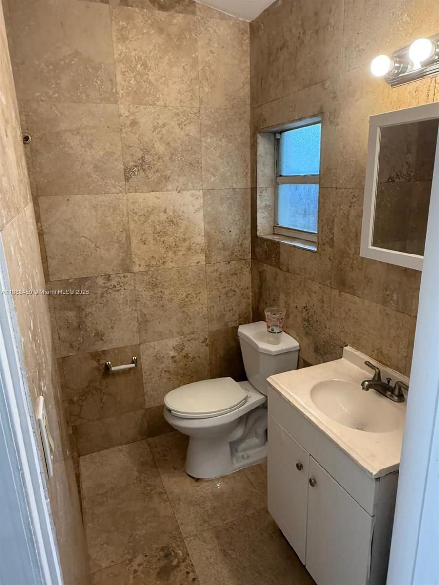 Spacious 2 Bedroom | 1 Bathroom DUPLEX
Enjoy comfortable living in this conveniently located apartment near the heart of Fort Lauderdale.
? 2 spacious bedrooms
? 1 full bathroom
? Bright living area with natural light
? Updated kitchen
? Great location close to shops, dining, and transportation
Ready to move in! Contact us today to schedule a showing.