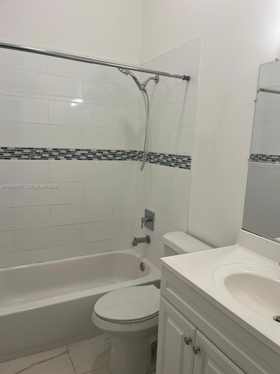 SNAPPER CREEK TOWNHOUSES - Residential