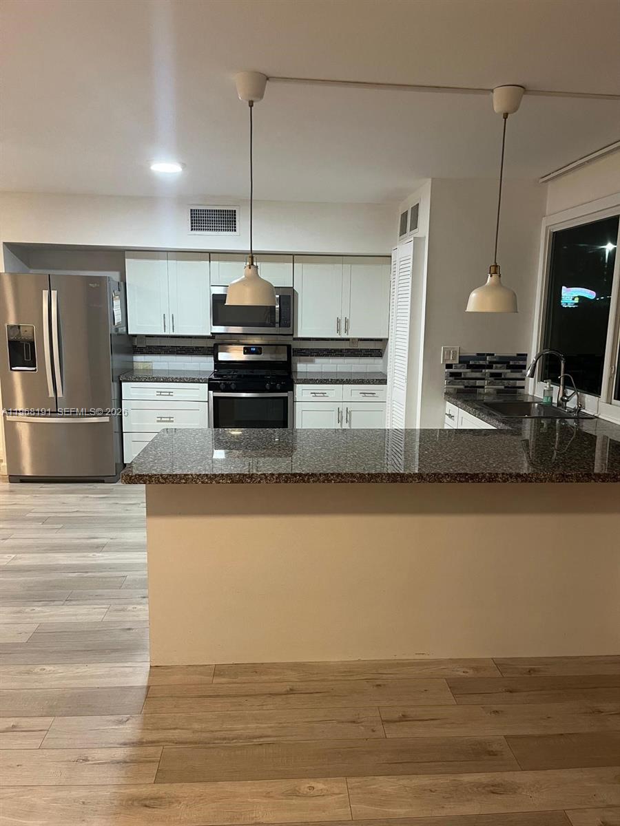 SNAPPER CREEK TOWNHOUSES - Residential