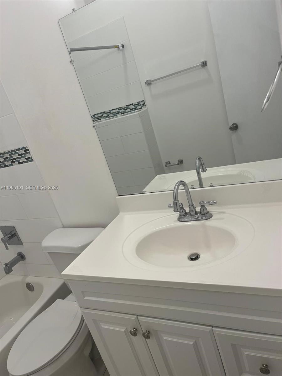 SNAPPER CREEK TOWNHOUSES - Residential