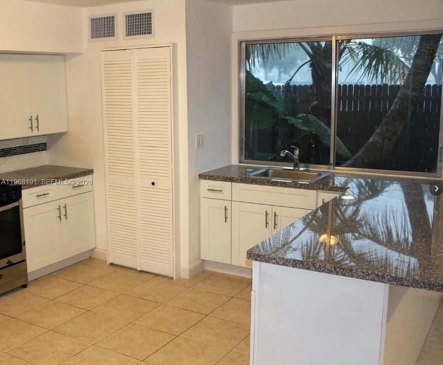 SNAPPER CREEK TOWNHOUSES - Residential