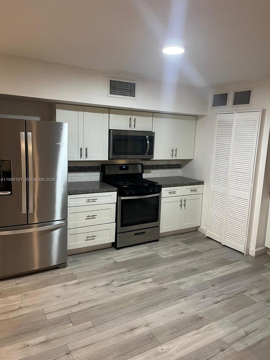 SNAPPER CREEK TOWNHOUSES - Residential