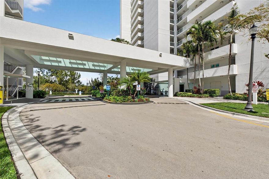 Beautiful 3-bedroom, 3-bathroom corner unit located on the 24th floor, offering great natural light and enhanced privacy. As a corner unit, it provides a more private balcony experience with no direct neighbors on both sides. The unit features an in-unit washer and dryer and 1 assigned parking space.
Additional parking is available: 2nd space $65/month, 3rd space $125/month.
Enjoy a quiet and well-maintained community with amenities including a swimming pool, fitness center, children’s playground, dog park, 24-hour security, and valet service. Conveniently located near hospitals, shopping centers, Publix, and with Costco directly across the street. The area also offers nearby dining and lifestyle options, including Pura Vida and padel courts within walking distance.
This unit also offers distant ocean views from the 24th floor. A great opportunity to live in a convenient and desirable location.