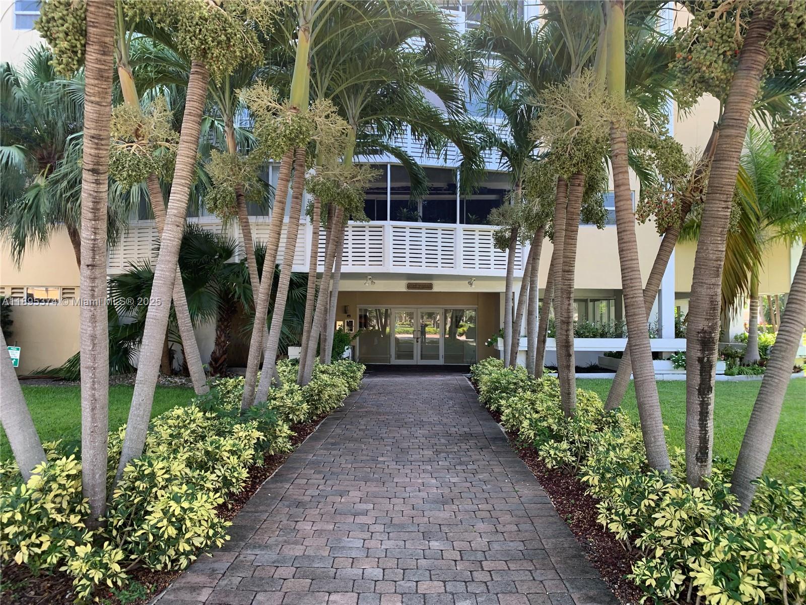 555 Crandon Blvd 53