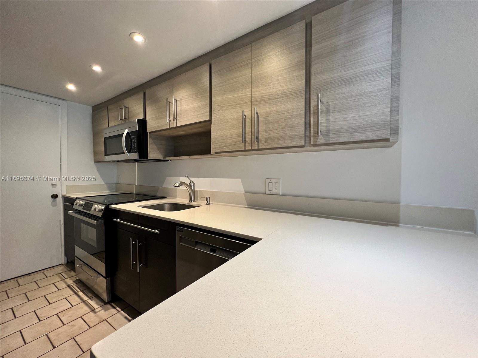 CRANDON TOWER CONDO - Residential Lease