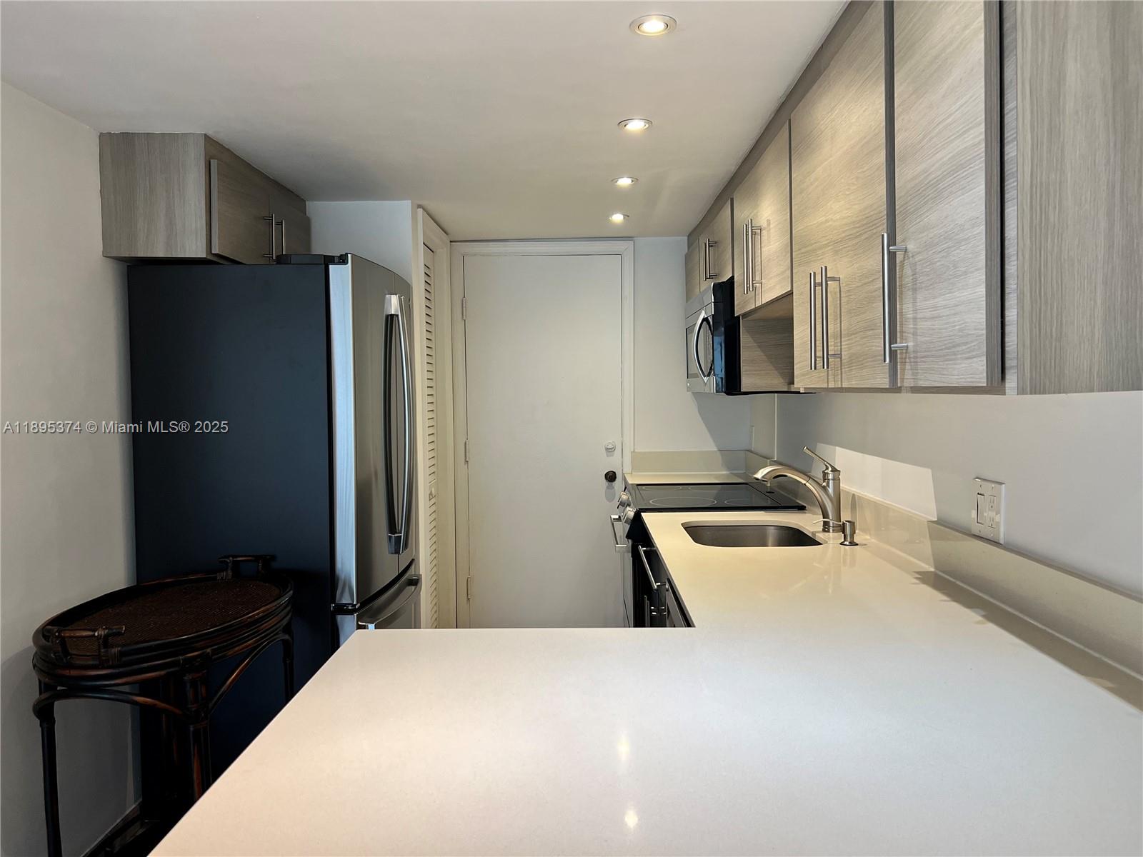 CRANDON TOWER CONDO - Residential Lease