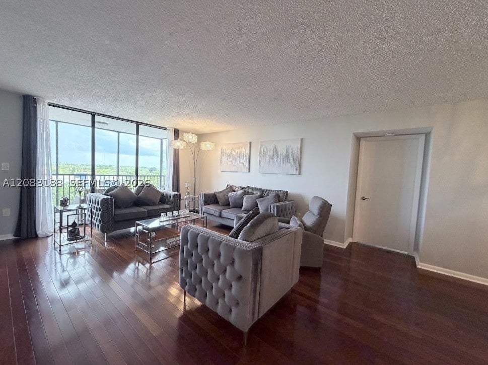 900 NE 195th St 703, Miami, FL, 33179/$260,000 4 900 NE 195th St 703