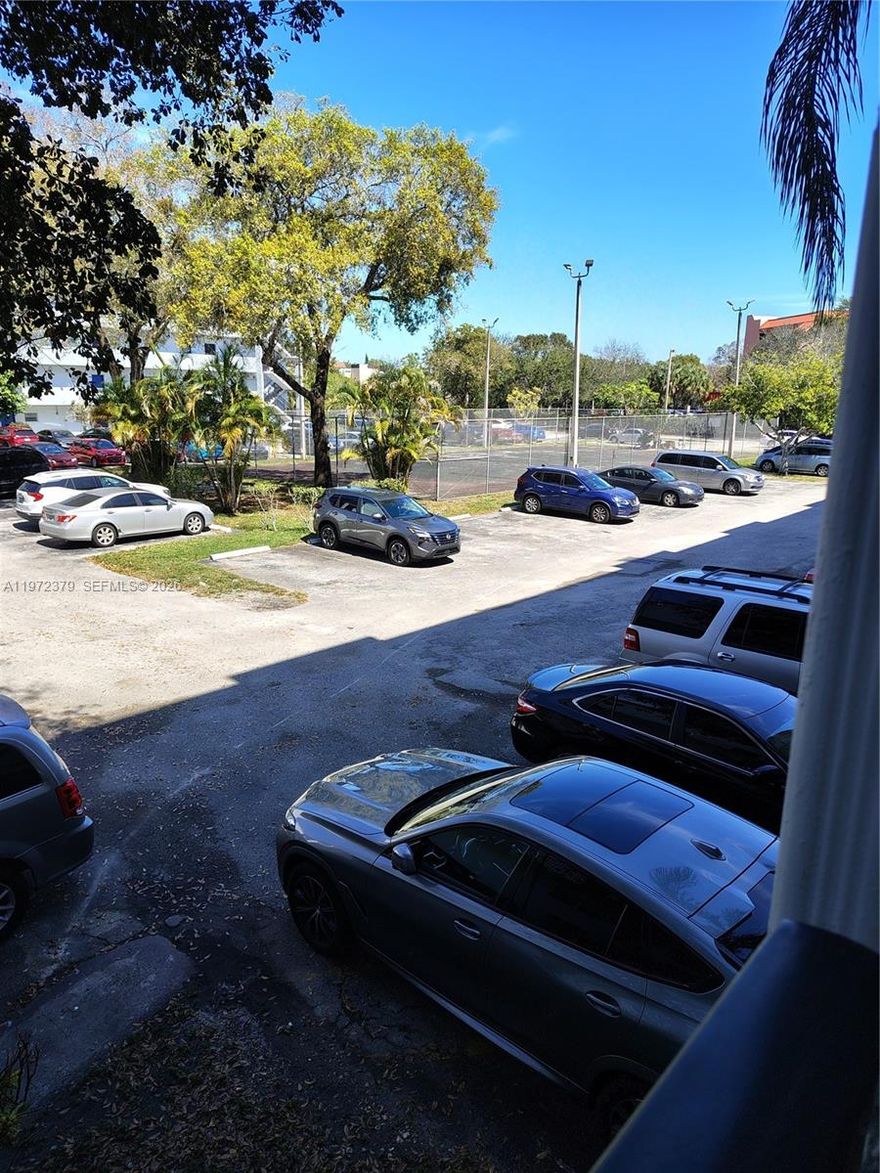1/1.5 CONDO ON SECOND FLOOR CLOSE TO THE ELEVATOR, CENTRALLY LOCATED IN THE HEART OF PLANTATION.
