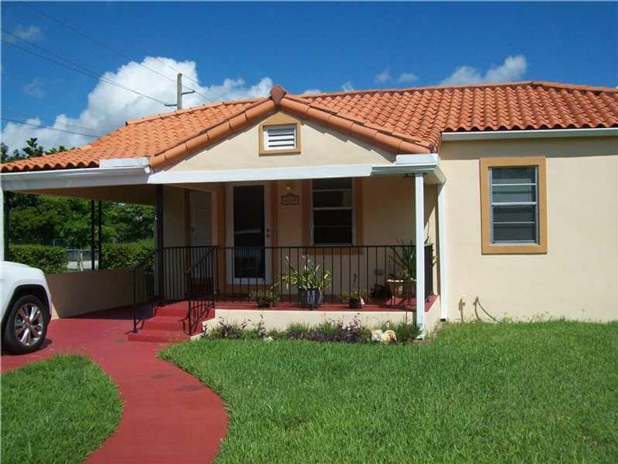 Lovely updated 2/1 cottage with updated kitchen, remodeled bathrm, original refinished wood floors,separate dining rm,extra large closet & a wonderful front porch. The property is electrically gated. There is a storage space at the end of driveway and a s torage shed in the side yard. A Washer & Dryer along w their own enclosed closet are in the family room. This corner home sits on an extra large lot.Close to all amenities - shopping and transportation.NO PETS PLEASE