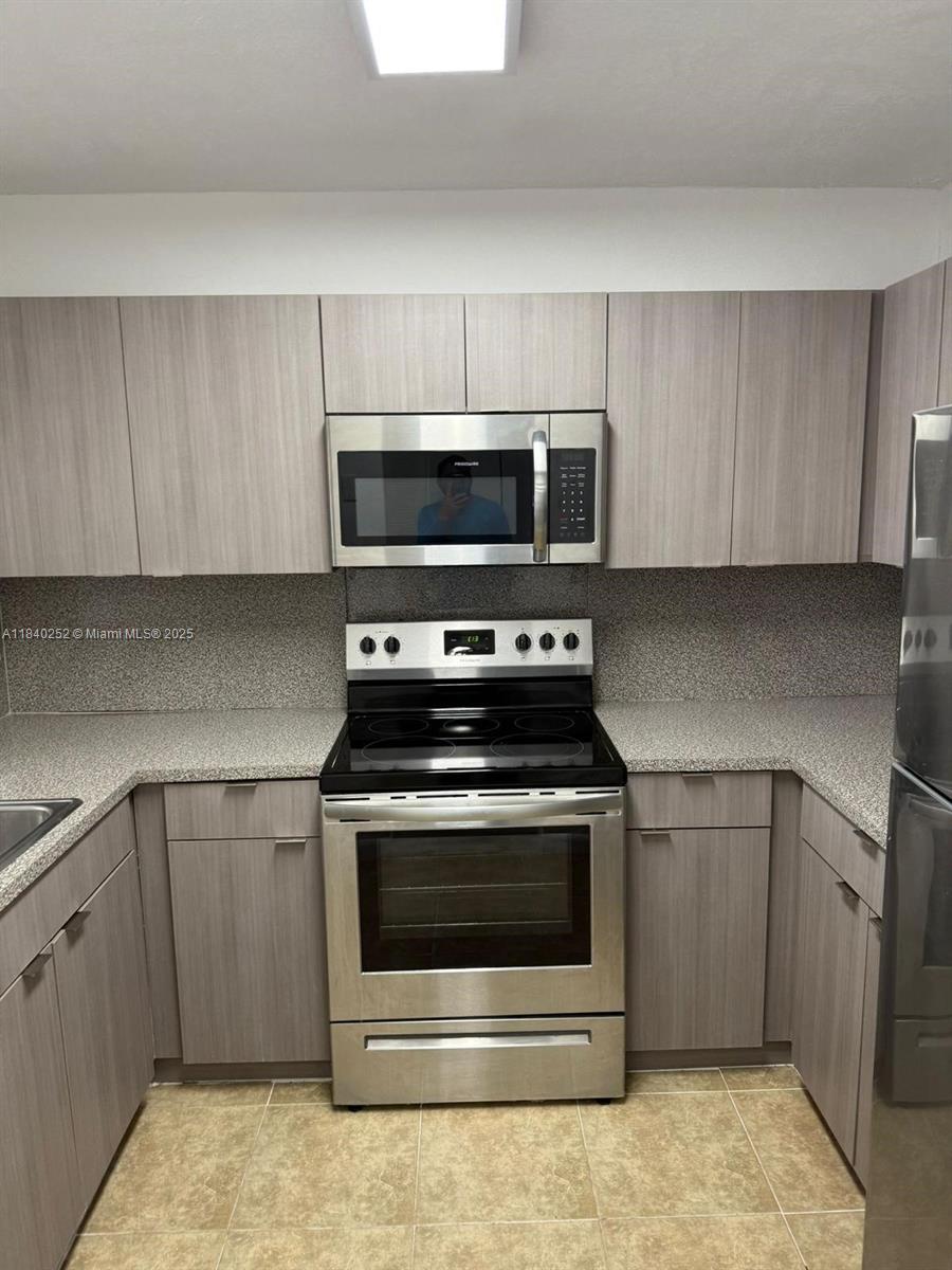 Beautiful 1 bedroom and 1 bathroom apartment in North Miami, updated kitchen cabinets and appliances, freshly painted, tile floors in common areas and high traffic laminate in bedroom; updated bathroom; gated and covered one space parking. A must see!
