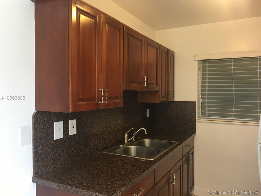 Rare opportunity to rent a 1bed/1bath, + storage , unit has been renovated, new granit counter, , apartment freshly repaint, bring your pickiest clients. Washer, dryer  in the building.