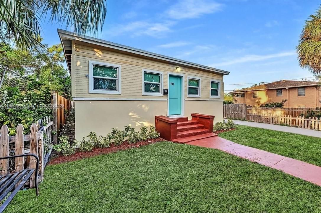 4 bedrooms 3 bathrooms. Fully Furnished available negotiable. SINGLE-FAMILY HOME. Recently renovated. BOOSTING 1700 SQF IN THE GREAT UPCOMING DOWNTOWN WPB AREA. Big fenced backyard. Pets allowed. Laundry inside the house. Walk to City Place Shops in Downtown West Palm Beach.
Tenant pays for electric and water
Landlord pays for landscaping