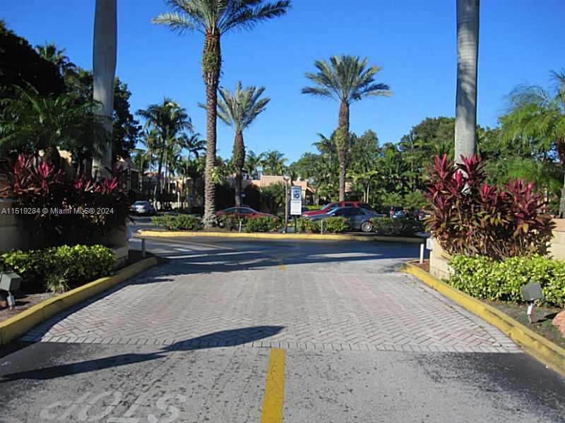 1/1 in the heart of Kendall! Spacious floor plan, large balcony!