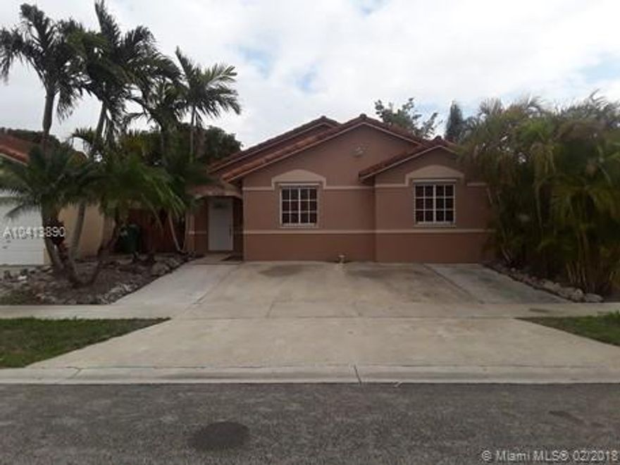 This home is ready for a new family, the home features 3 bedrooms and 2 bath, screen in patio, tile thru out in a great neighborhood. As per owner NO ASSOCIATION FEES!! Bring your offers!!