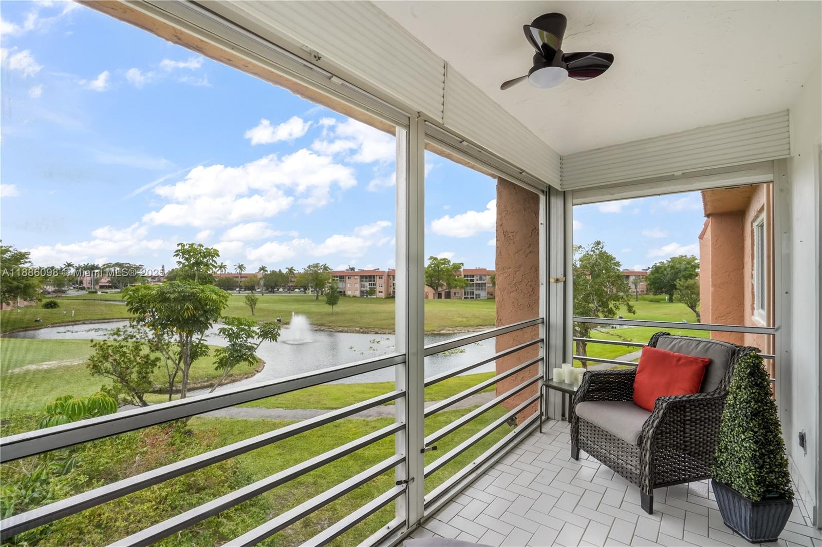 9841 Sunrise Lakes Blvd 307, Sunrise, FL, 33322/$149,900 4 9841 Sunrise Lakes Blvd 307