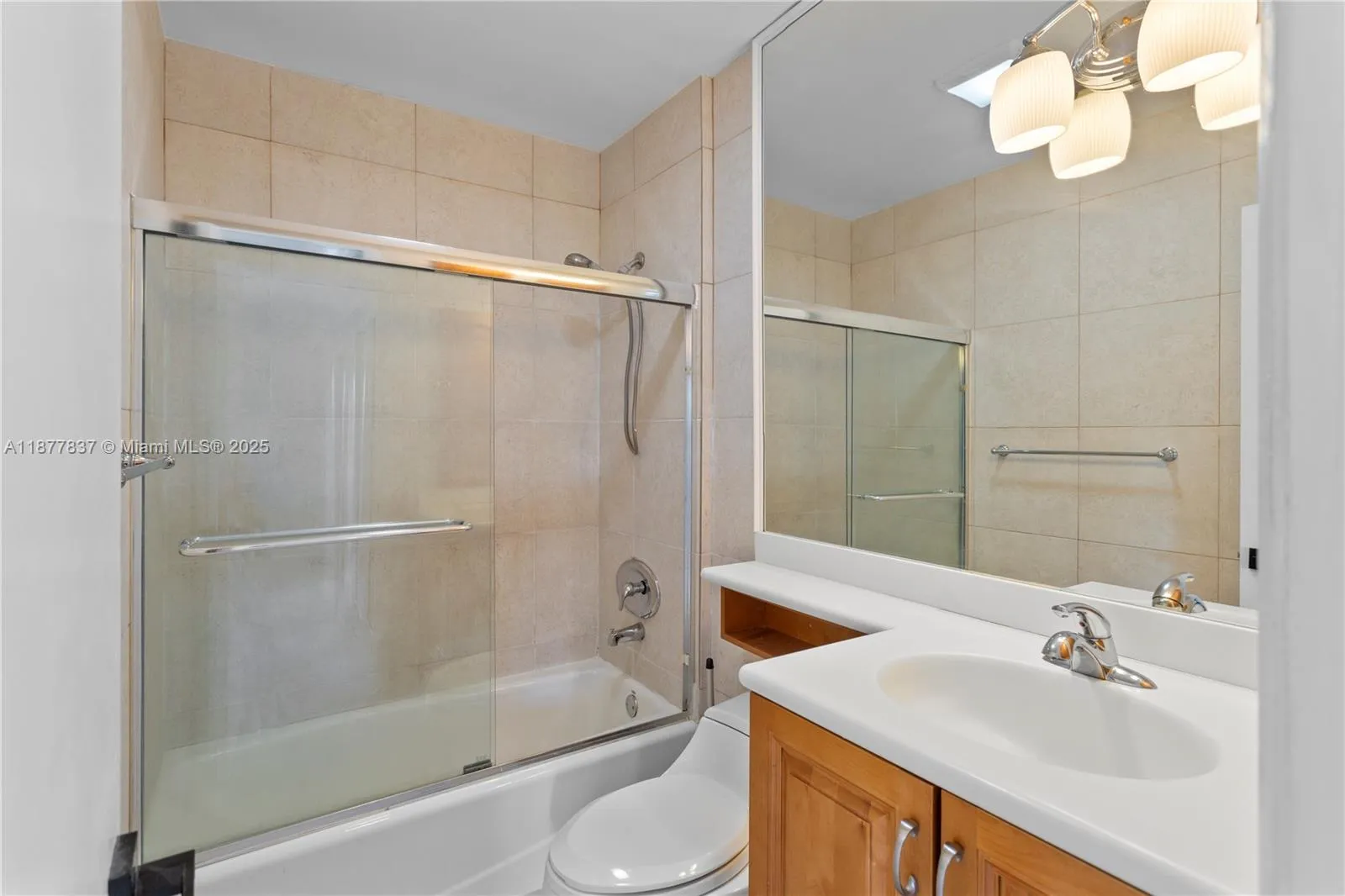 Pinecrest, Florida 33156, United States, 2 Bedrooms Bedrooms, ,3 BathroomsBathrooms,Residential,Active,208705