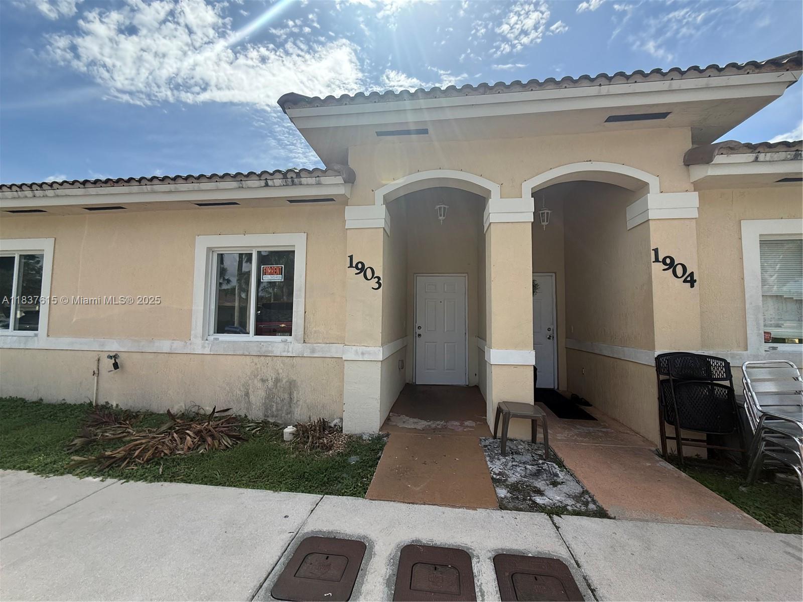 Cozy 3 bedrooms and 2 bathrooms at OLD BISCAYNE VILLAS CONDO. Tile floors throughout. Tons of natural light.
Great place to call home.