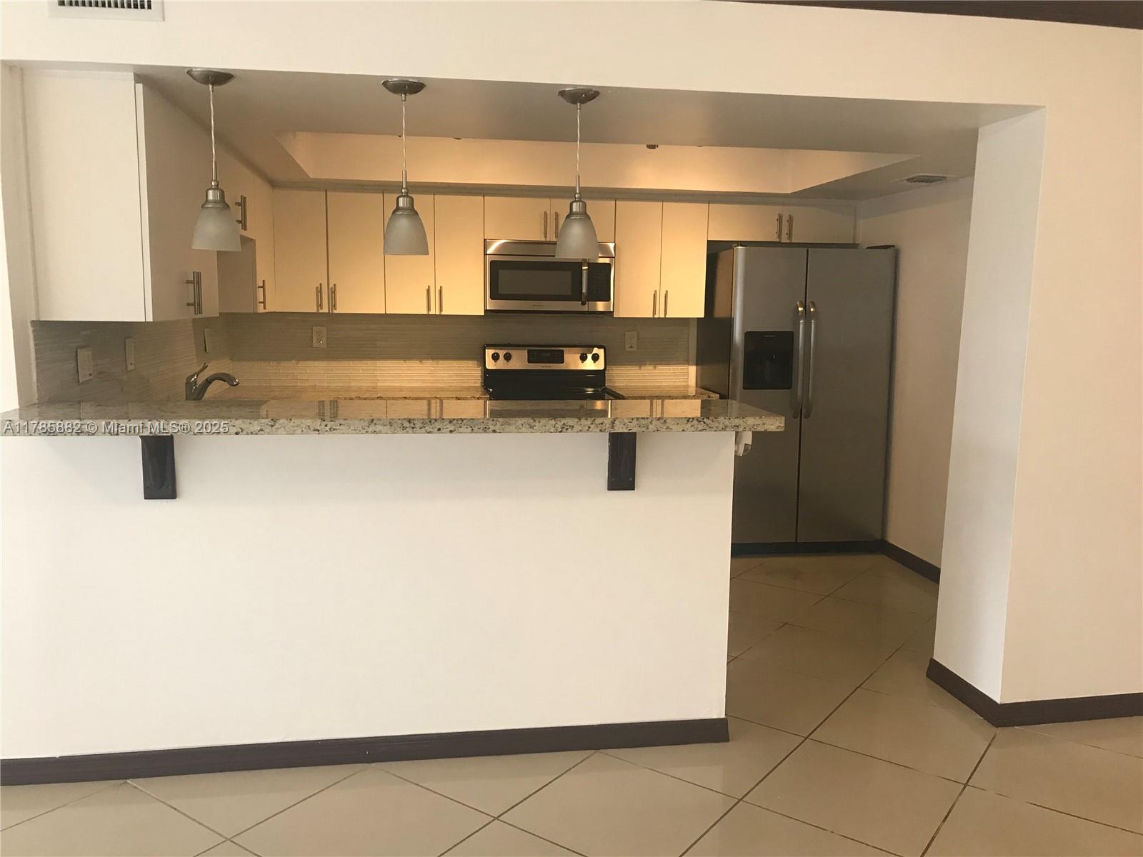 Photo 1 of 800 Parkview Dr 102, Hallandale Beach, Florida, $2,000, Web #: 11785882