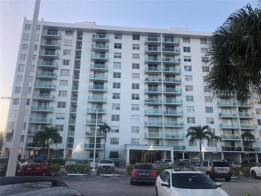 Charming 1 1/5 bath condo with a beautiful open balcony with stunning views of Oleta Park. Excellent location minutes from Sunny Isle Beach, Aventura Mall, Gulfstream Park Racing & Casino, & array of exquisite restaurants & shopping. Enjoy the magnificent & relaxing pool & BBQ area overlooking the Intracoastal.  Amenities include pool, gym, club room, communal laundry & more!  A must see!