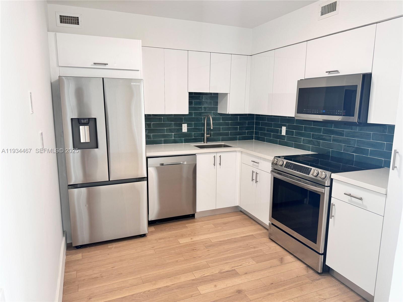 5161 Collins Ave 916