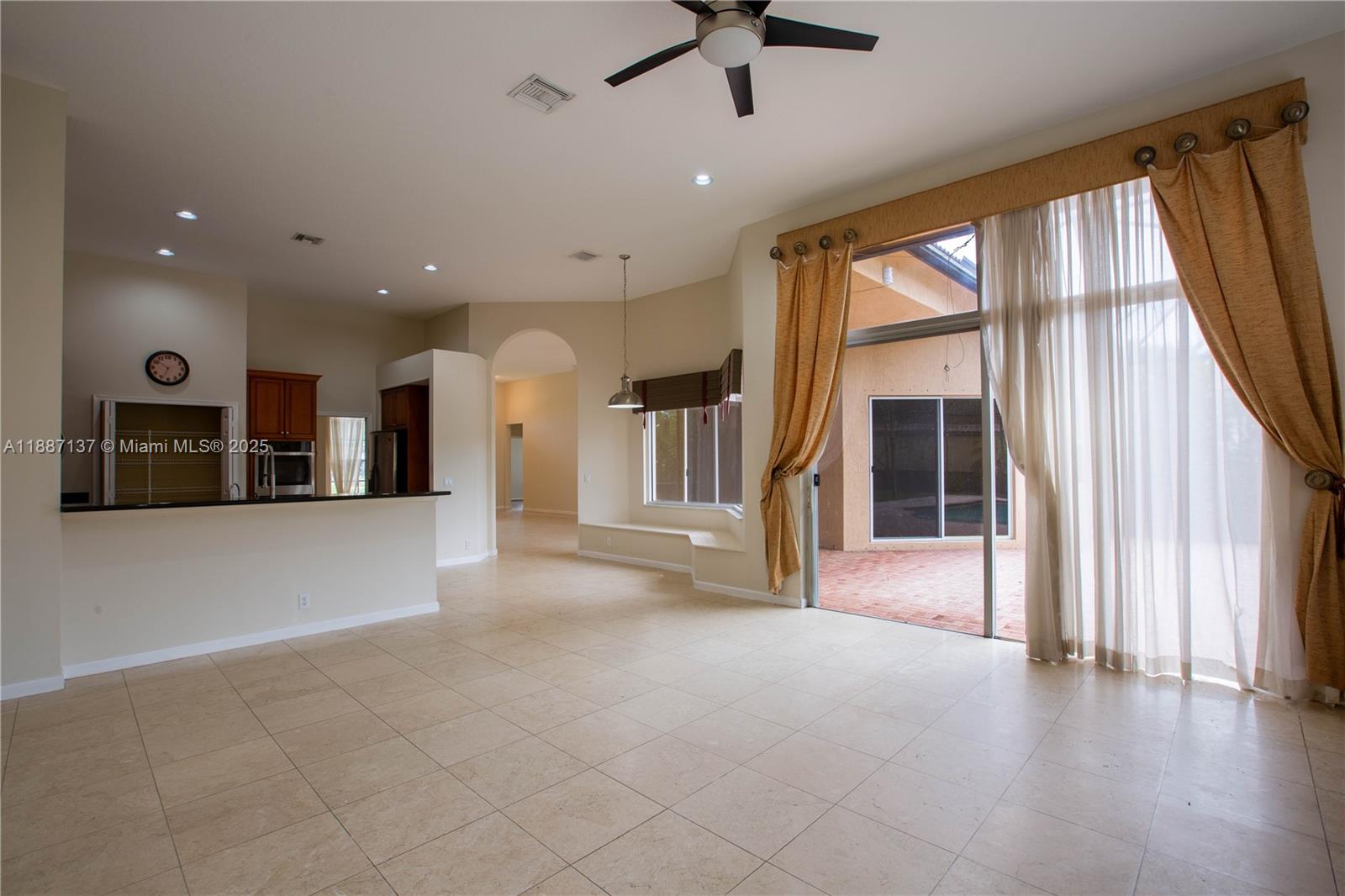 SUNSET LAKES PLAT ONE - Residential Lease