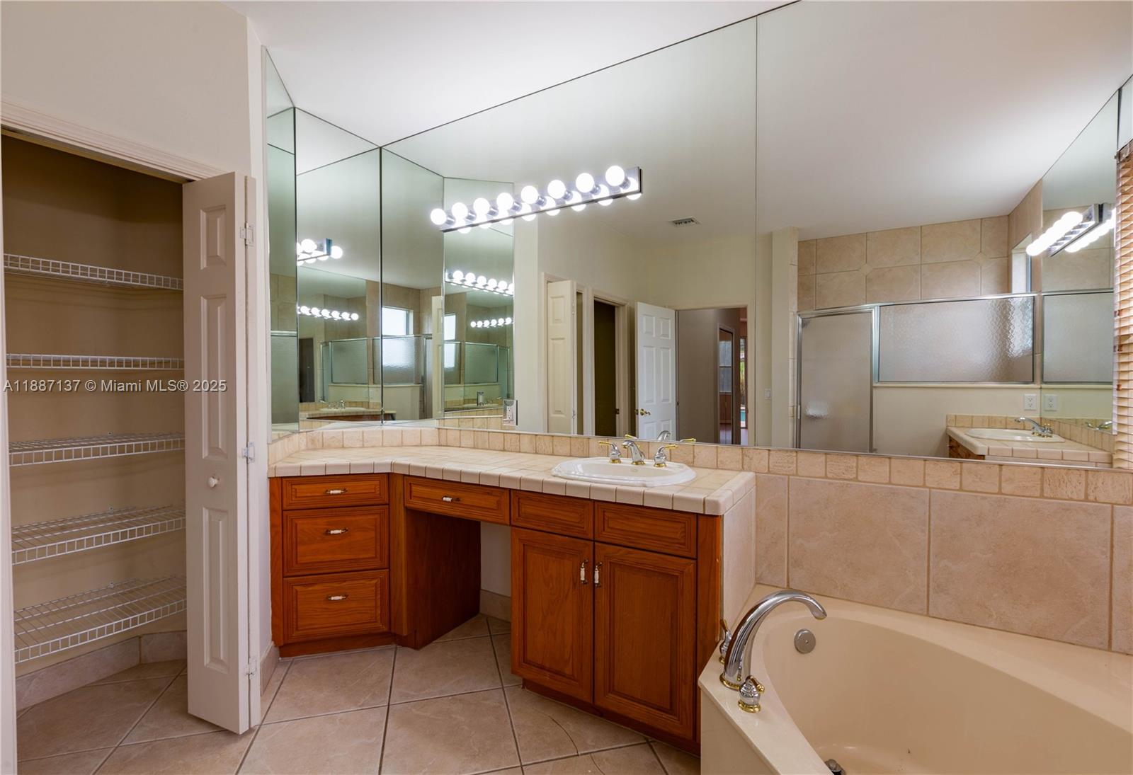 SUNSET LAKES PLAT ONE - Residential Lease