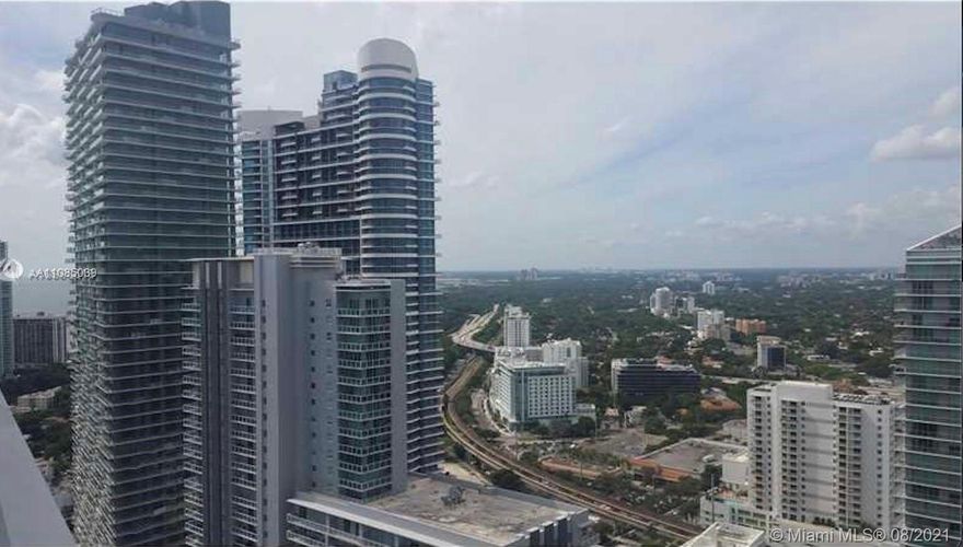 Beautiful 2 bedroom 2 bathroom in the heart of Brickell with city view. The Bond's British glamour can be seen through the beautiful details of the building including Terry O'neill's famous photography of British stars, British inspired library and living room with a pool table, and even a full gym that overlooks South Miami ave. Enjoy sunny Sunday afternoons barbecuing in Bond's barbecue grills or relax by the lap pool.
Beautifull 2 Bedd