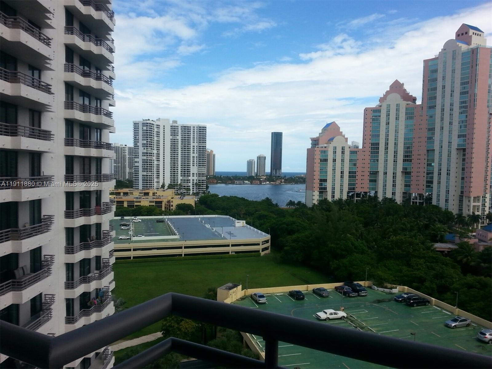 PARC CENTRAL AVENTURA SOU - Residential Lease
