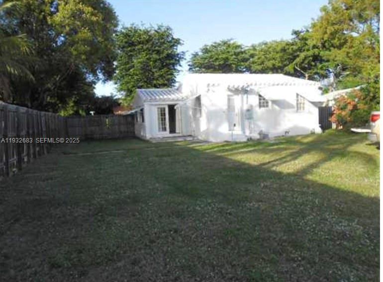 HOLLYWOOD ESTATES - Residential Lease