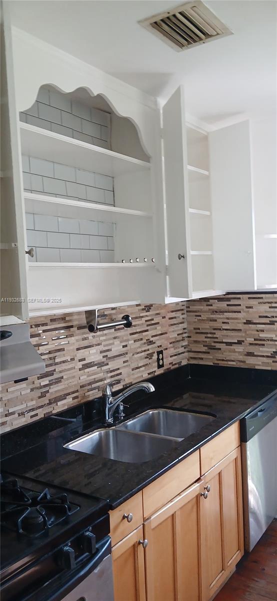 HOLLYWOOD ESTATES - Residential Lease