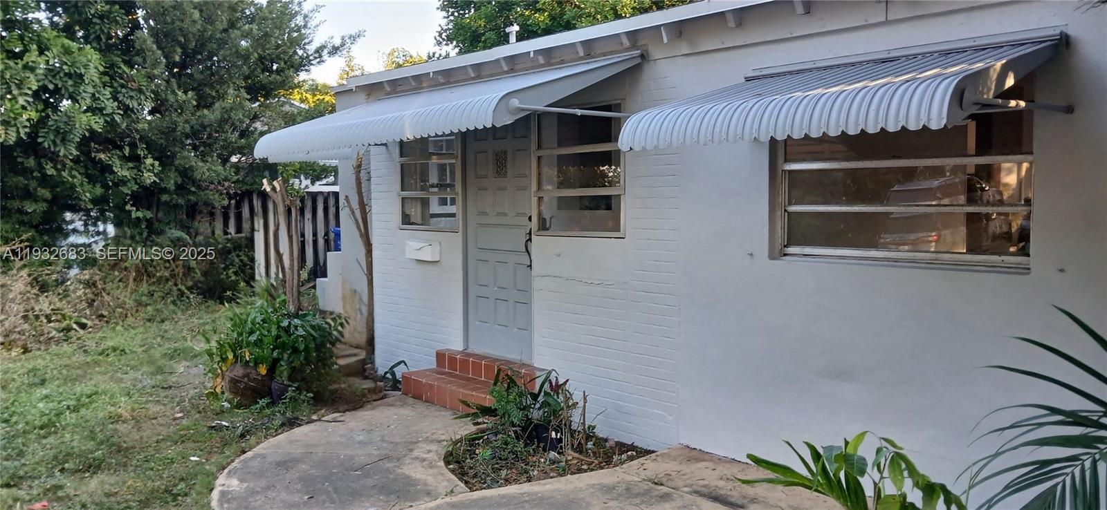 HOLLYWOOD ESTATES - Residential Lease