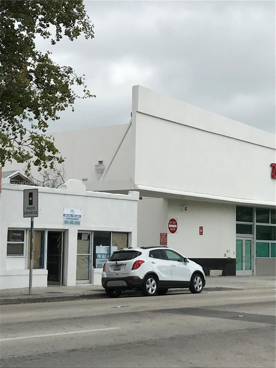 lease a free standing RETAIL building on8 ST Calle Ocho AND 8 AVE
Between Brickell and Little Habana.1500 sf next to Walgreens ,Seven eleven.Little ceasr Pizza and many more .
can lease half $3900 or all absolute NNN LEASE
great opportunity to BE in a very desirable pocket of East Little Havana, close proximity to the Roads, 2 minutes from Brickell & Downtown. Central to key employment centers such as Gables & Brickell Financial district, the Health District, and Downtown. With immediate connectivity to I-95, and walkability to the iconic Calle Ocho