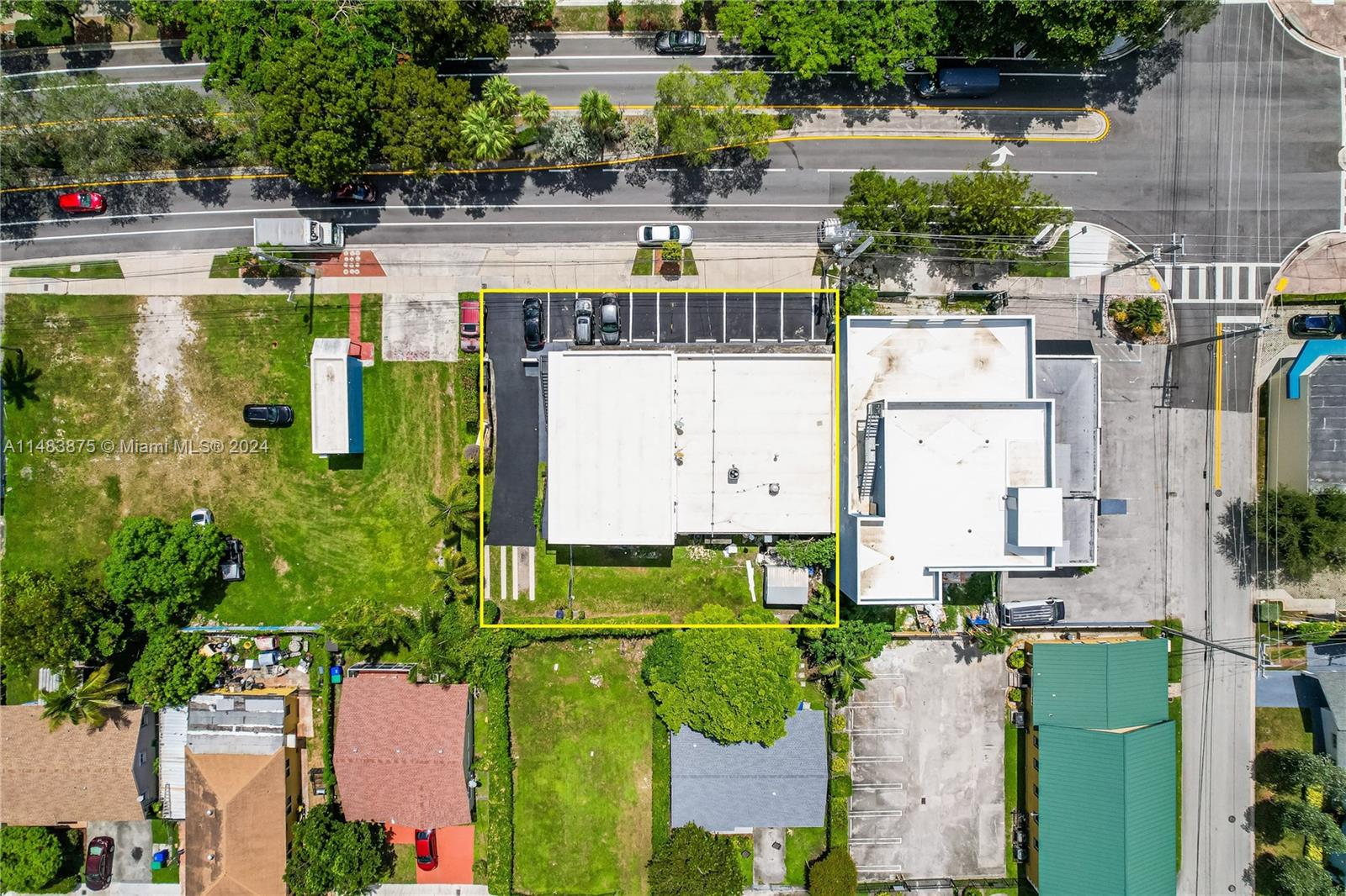 Main image without alt text