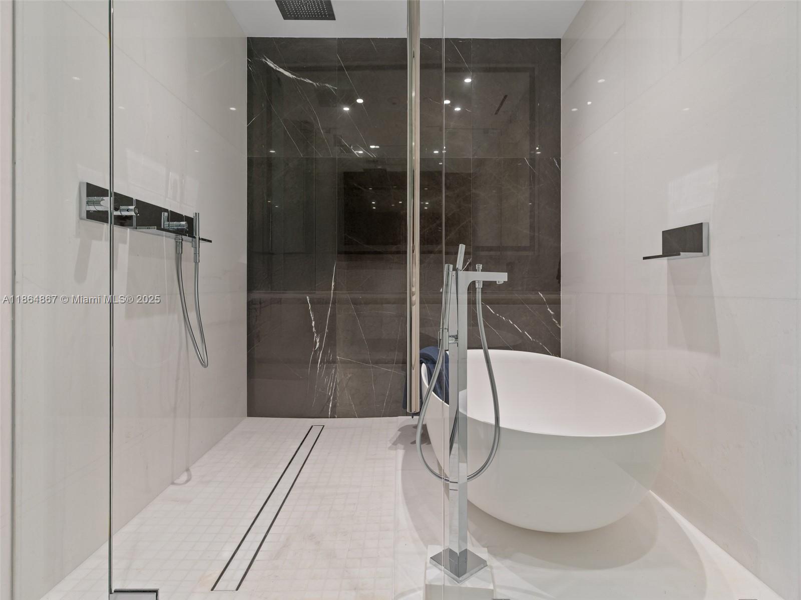 ASTON MARTIN RESIDENCES - Residential