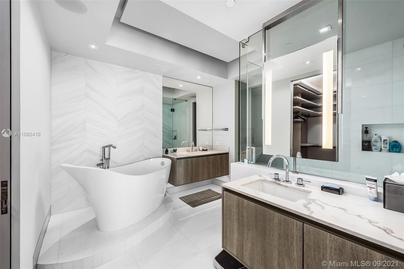 CONTINUUM ON SOUTH BEACH - Residential