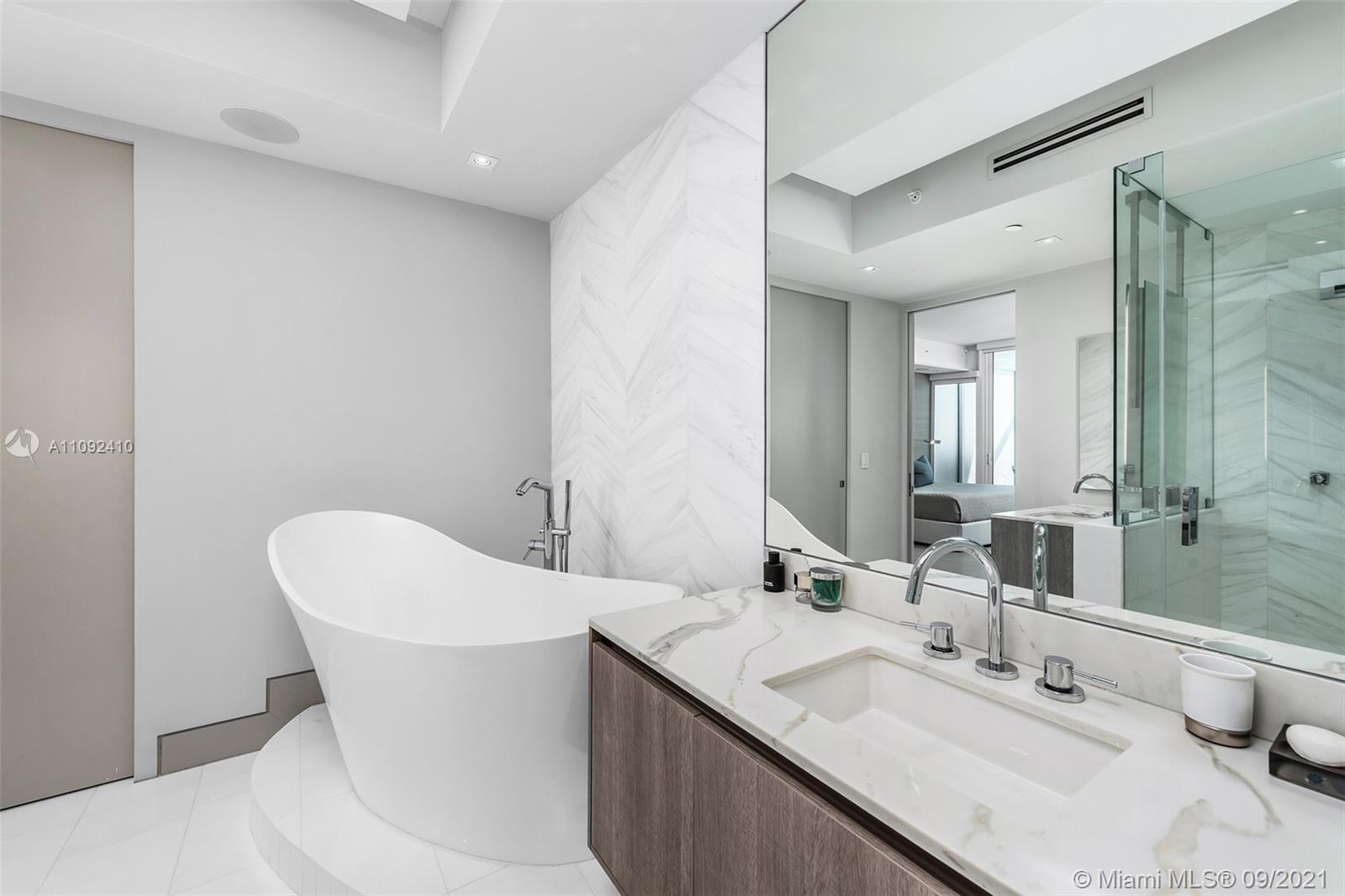 CONTINUUM ON SOUTH BEACH - Residential