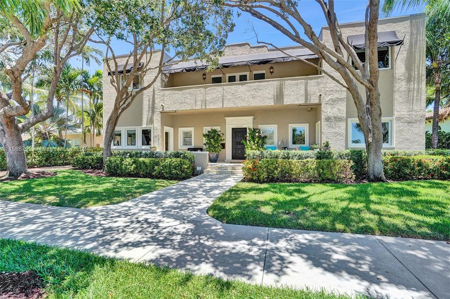 Stunning Intracoastal Water Views From This Spacious 5 Bed, 4.5 Bath Plus 2 Large Bonus 
Rooms. This Estate Style Home Has been Elegantly appointed Throughout. Professional Chef's Kitchen with Breakfast Area Surrounded By Open View Of Southlake. Italian Cabinetry, Quartz Countertops, Gas cook Top, Miele and Subzero Appliances. Huge Living and Dining Room, Enormous Family Room With Custom Bar & Beverage Center Overlooking Lush Tropical Landscaped Pool Patio. Luxury Primary Suite w/Sitting Area, Custom Walk-in Closet and Oversized Designer Bath. Magnificent 20x40 Pool/Spa-Recent $45k Renovation. 10' Volume Ceilings, High Impact Windows and Doors. 2nd Primary Bedroom on 1st Floor w/Sitting area.