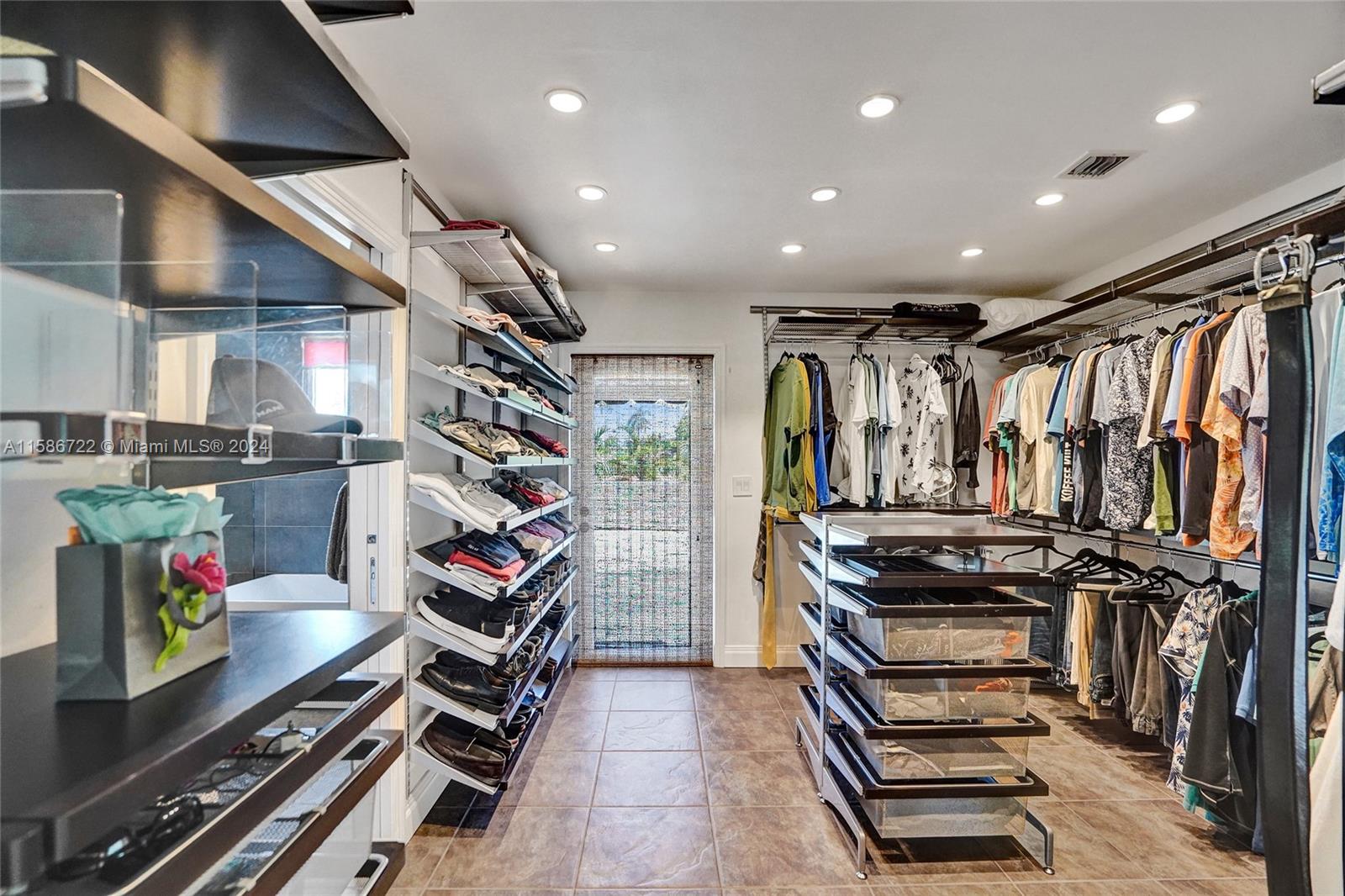 HOLLYWOOD LAKES SECTION - Residential