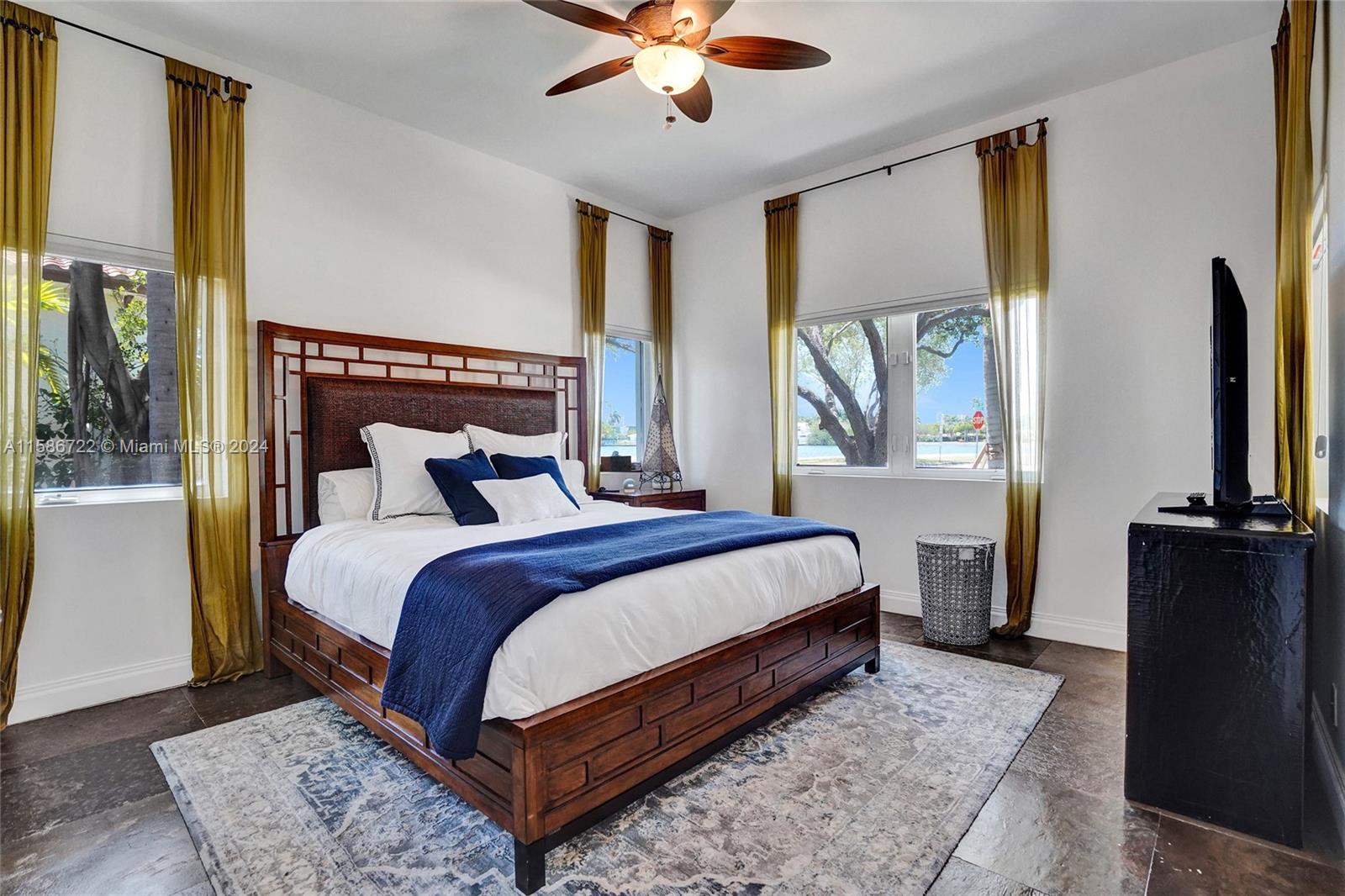 HOLLYWOOD LAKES SECTION - Residential