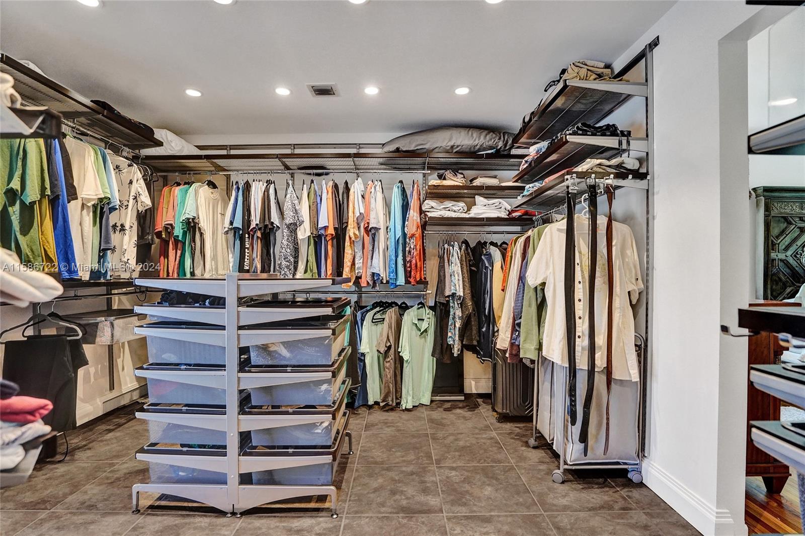 HOLLYWOOD LAKES SECTION - Residential