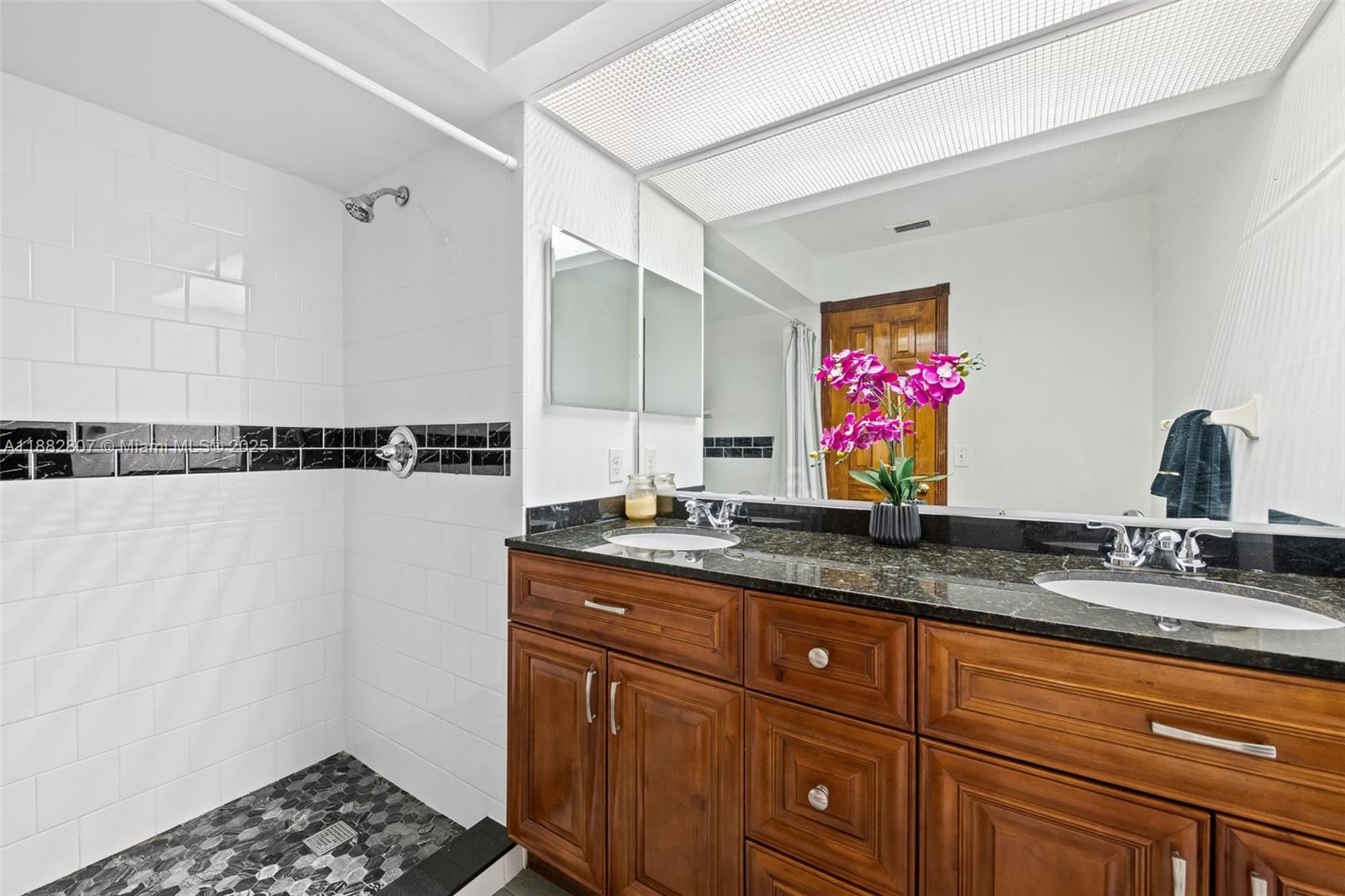 WOODLAKE VILLAGE TOWNHOME - Residential