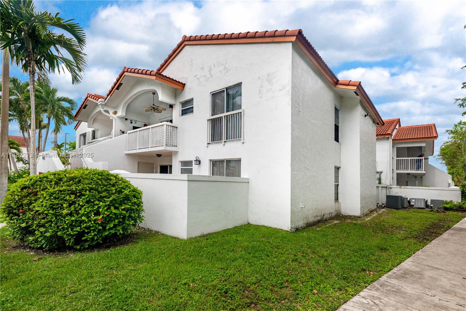 Step into this beautiful first-floor Corner condo on Desirable Point Lake . With 3 spacious bedrooms 2 full baths , this home offers confort and style,update kitchen with granite countertopers, staintless-steel appliances, wood floor in bedrooms, 2 years old A/C, ample porch and storage ,2 asigned parking.