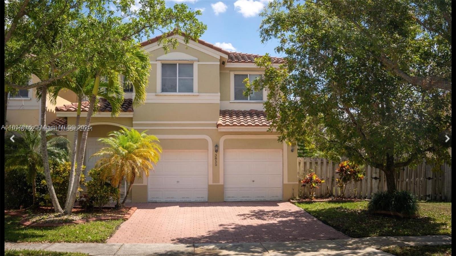Beautiful townhouse in prestigious area of Miramar (NAUTICA). Beautiful green areas and large back patio. Newly painted ready to move in.