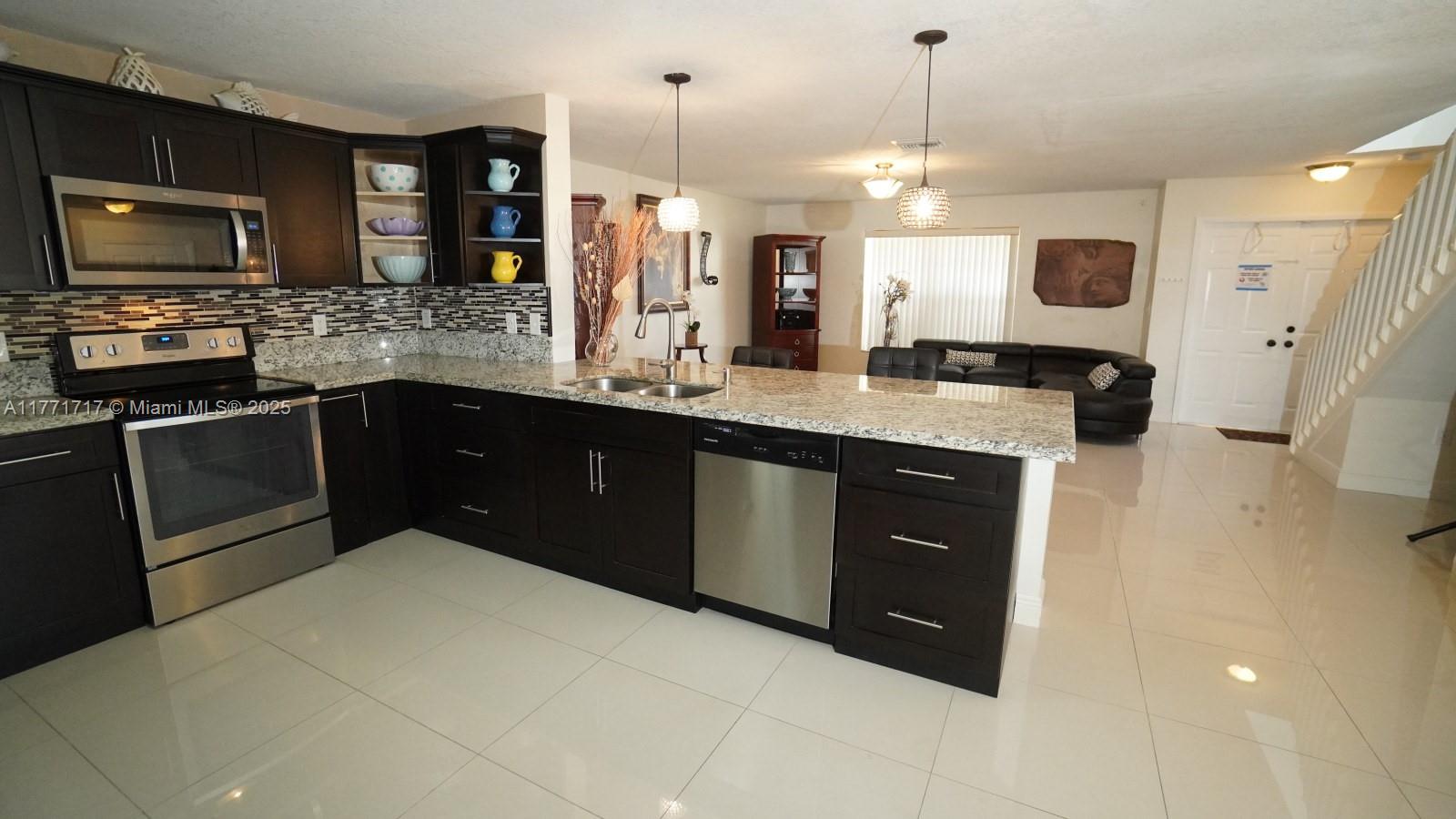 PEMBROKE POINTE - Residential