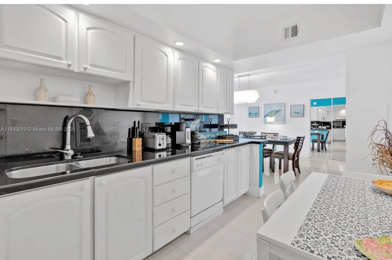 4001 S Ocean Dr 7B, Hollywood, FL, 33019/$555,000 2 4001 S Ocean Dr 7B
