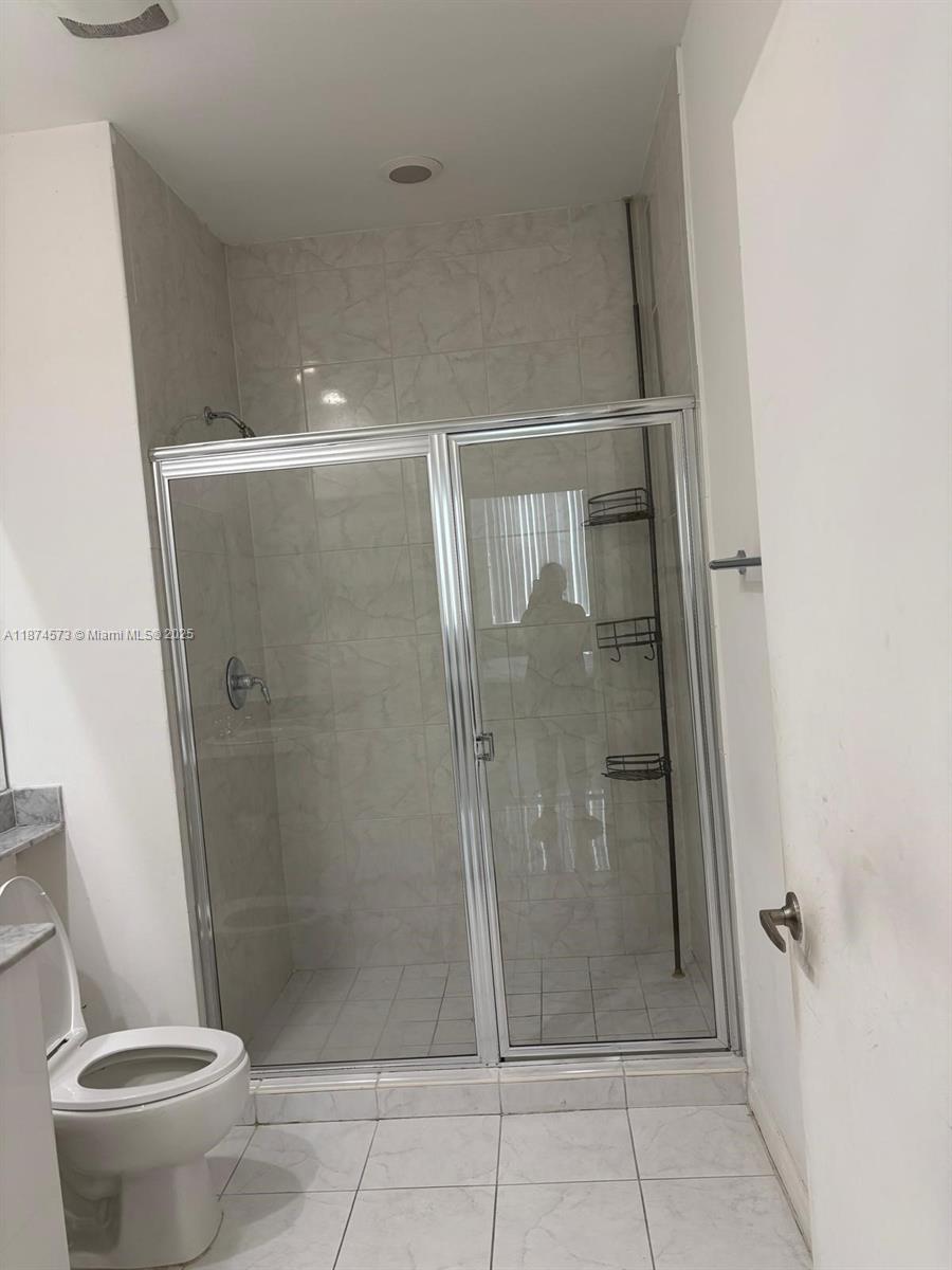 VENTURE AT AVENTURA EAST - Residential Lease