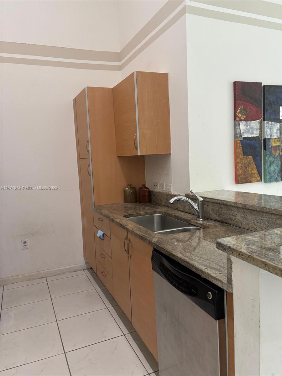 VENTURE AT AVENTURA EAST - Residential Lease